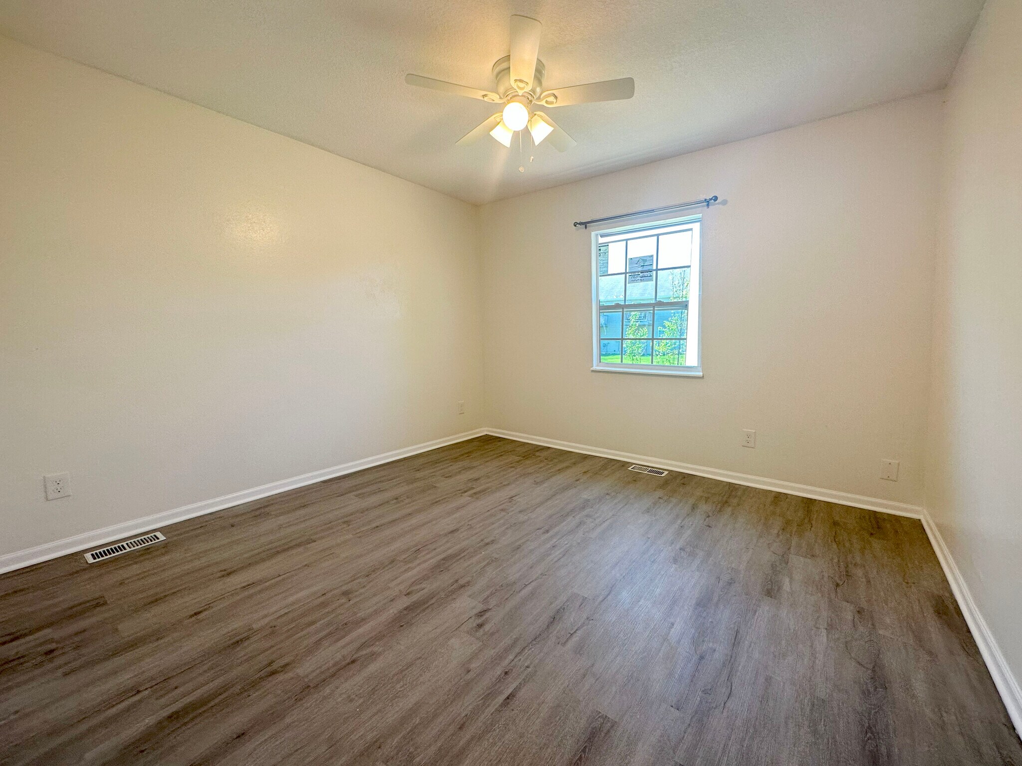 Building Photo - 1417 La Chateau Dr