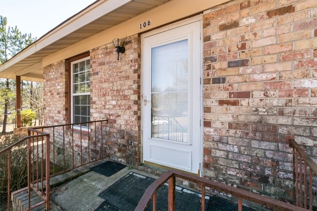 Building Photo - 108 Forestwood Dr