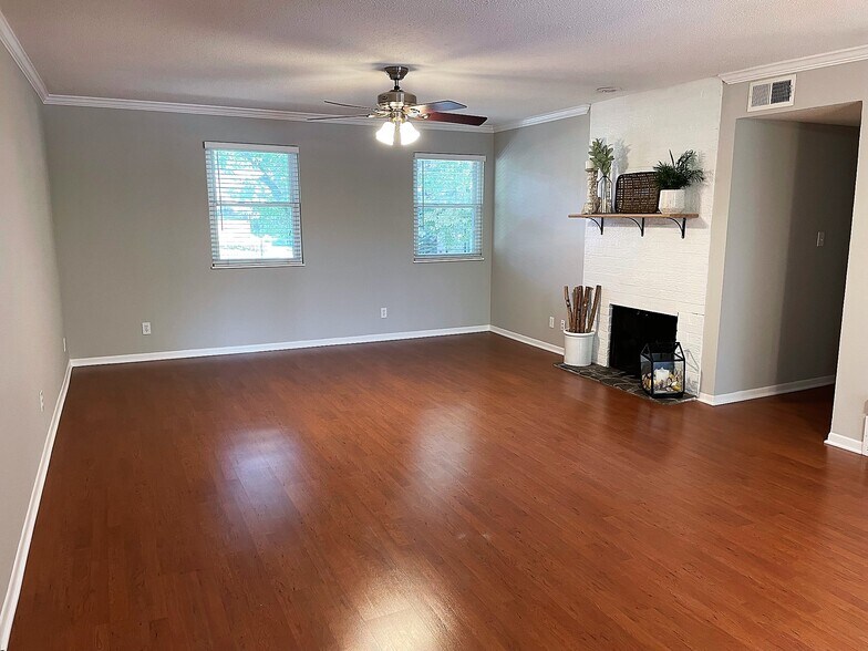 Living Room - 6216 Robinson St