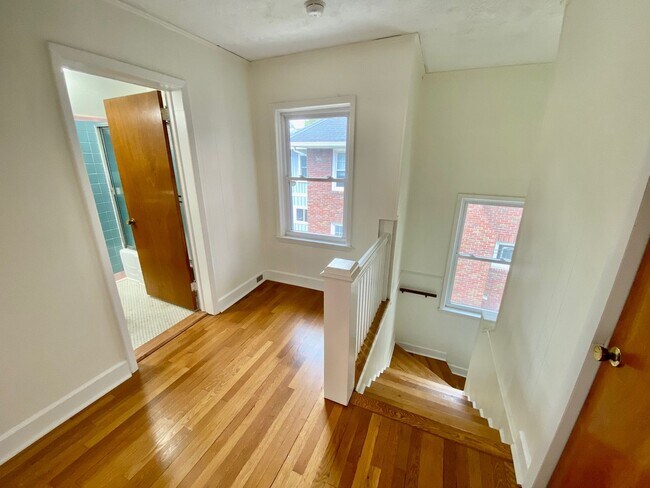 Building Photo - North Asheville - Renovated 1020's Charmer!