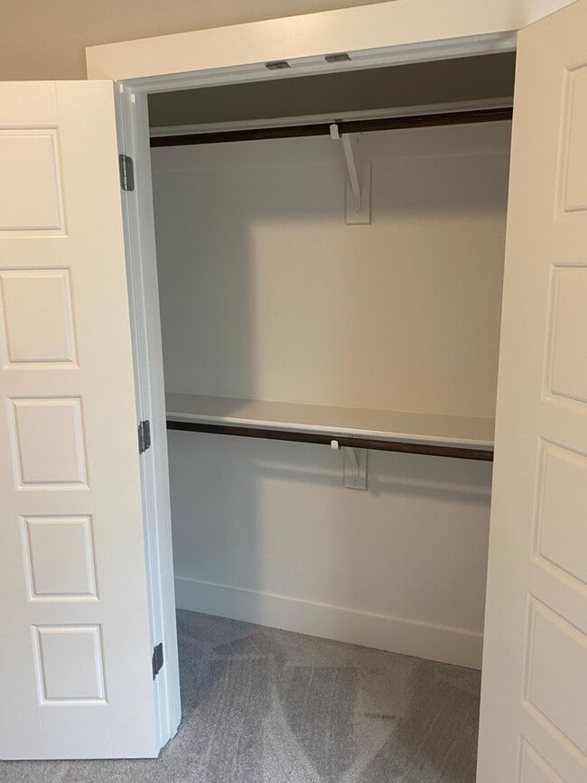 Building Photo - Coming soon! Darling 3/2/2 Fireplace - Walk in Shower - commuter friendly