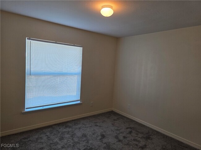 Building Photo - 5010 Dolphin Ct