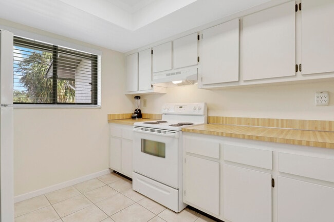 Building Photo - 1600 NE Dixie Hwy