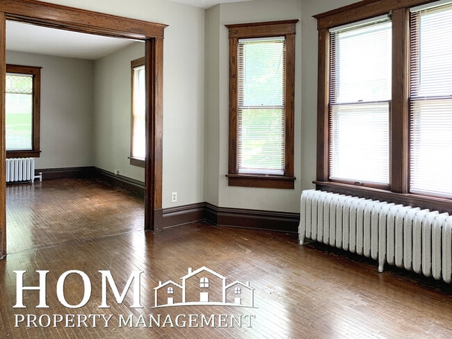 Building Photo - 330 Center St