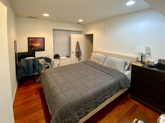 Building Photo - Wicker Park Amazing 2 Bedroom. Brazilian Cherry Floors. Central Heat/AC. Laundry. Free Fast Inter...