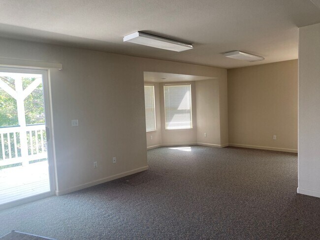 Building Photo - Beautiful Lakefront Home in the Vineyard! ...