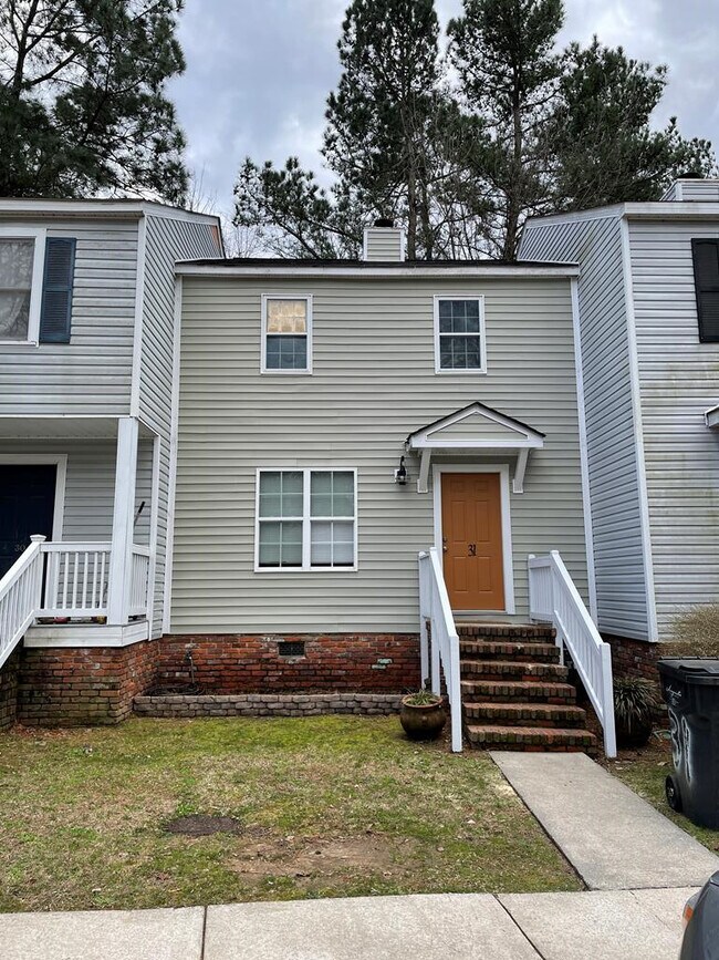 Primary Photo - 31 Dominion Way