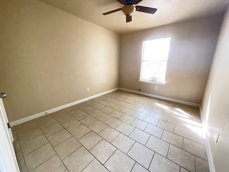 Building Photo - 1705 Cedarhill Dr