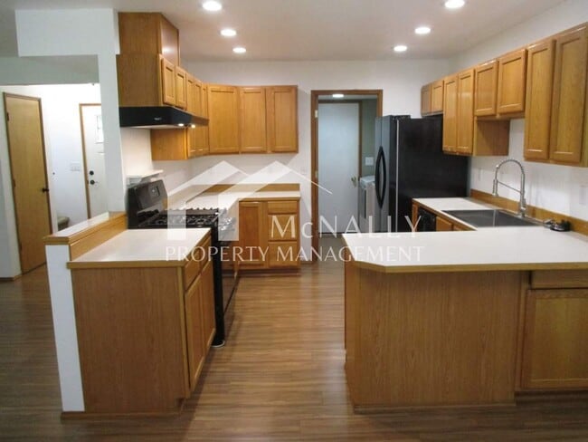 Building Photo - Charming 2 Bedroom 2 Bath Duplex
