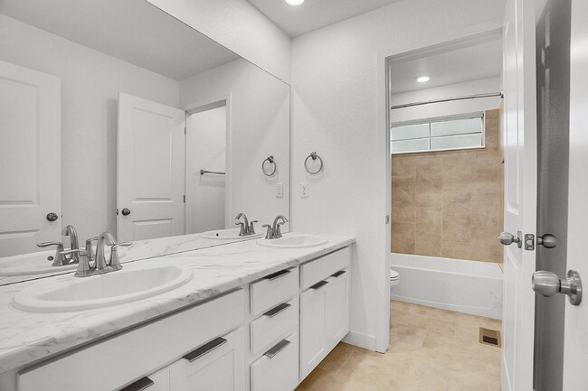Building Photo - $3,650.00 - 4 Beds 3 Baths Single Family H...