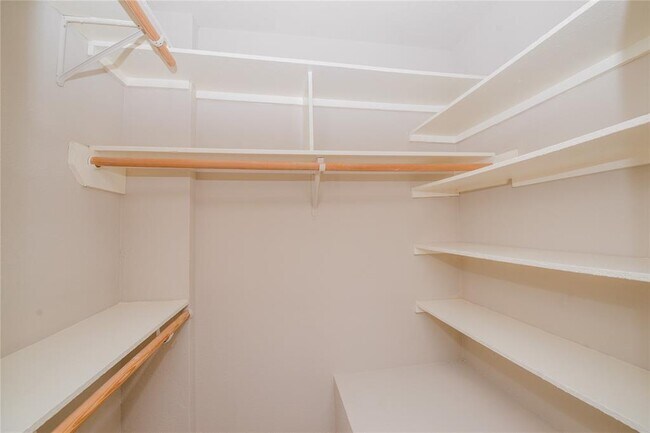 Building Photo - 3423 Hidden Creek Dr