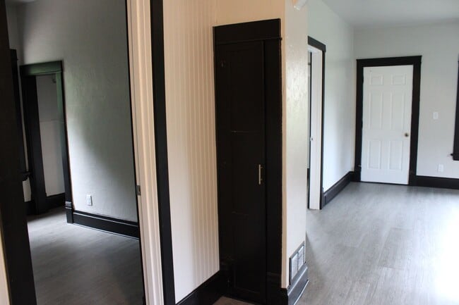 Building Photo - 218 Sabin Ave W