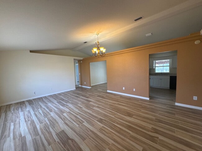 Building Photo - Beautiful Pool Home In Great Location!