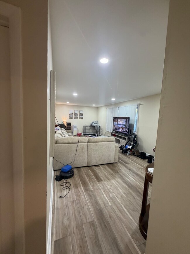 Building Photo - 408 Apple Dr