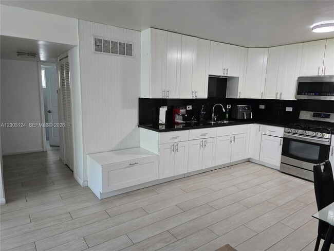 Building Photo - 465 S Royal Poinciana Blvd