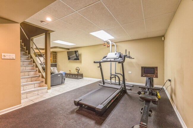 Building Photo - Fully Furnished 4 Bedroom 2.5 bathroom home in Bloomingdale