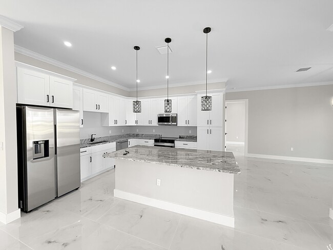 Building Photo - 303 NW 26th Ave