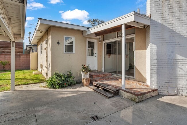 Building Photo - 6120 E Walton St