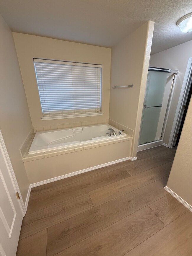Building Photo - 413 Roger Smith Dr