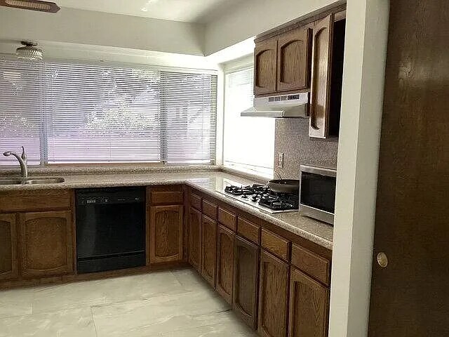 Building Photo - 540 Fairway Dr