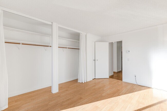 Building Photo - Cozy & sweet 1/1 condo in Lake Oswego with covered parking and storage included!