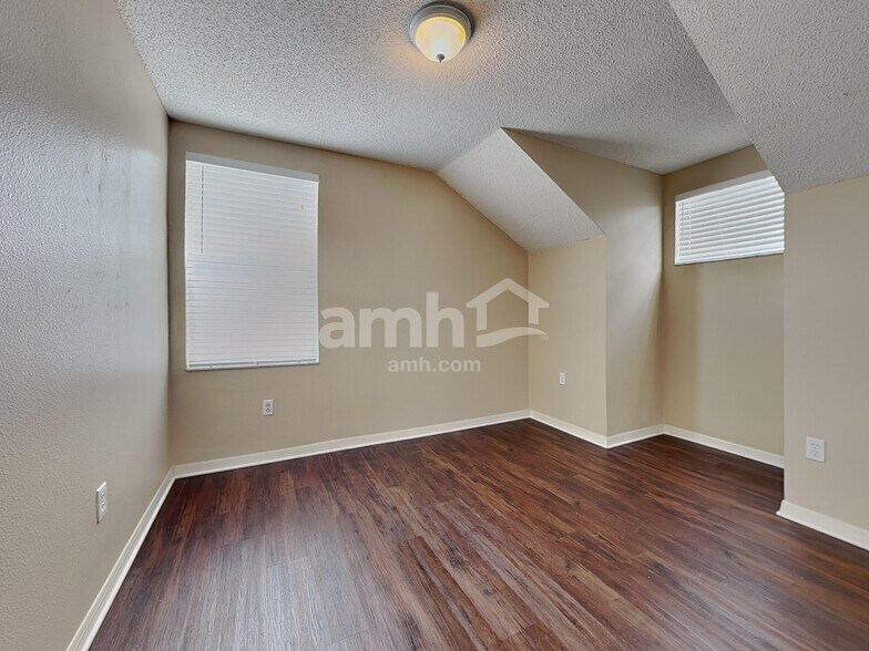 Building Photo - 28721 Seashell Ct