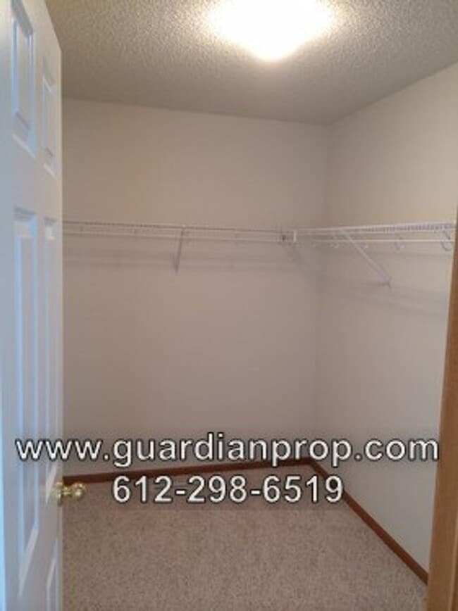 Building Photo - End Unit Townhouse for October 1 Close to ...
