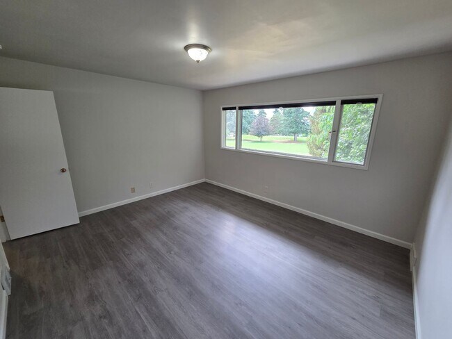 Building Photo - 4 Bed 2 Bath Golf Course Living