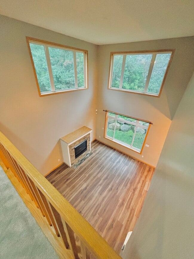 Building Photo - Gorgeous 3 Bedroom 4 Bath End Unit in Eagan