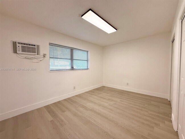 Building Photo - 910 SW 2nd Ave