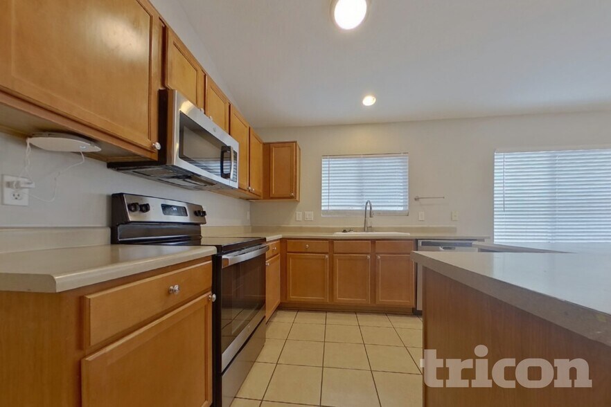 Building Photo - 22371 W Solano Dr