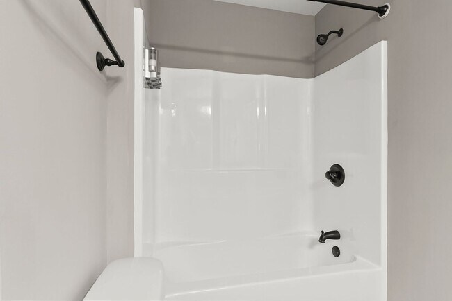 Building Photo - Cozy 3 Bed 2 Bath Home Available Now thru July 2026!