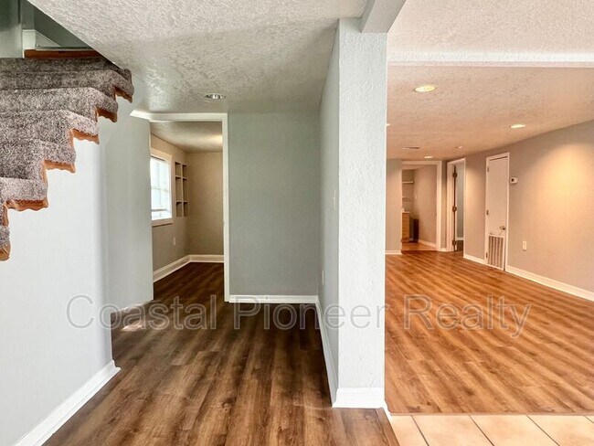 Building Photo - 305 E Hanna Ave