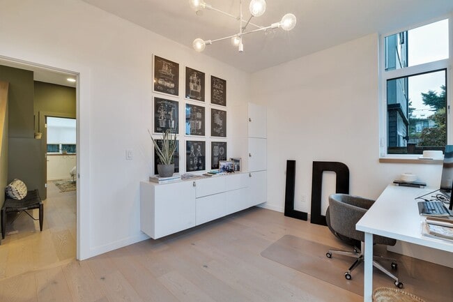 Building Photo - Modern stylish Madison Valley home