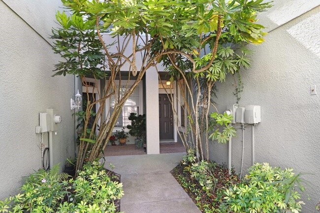 Building Photo - 2050 Park Crescent Dr