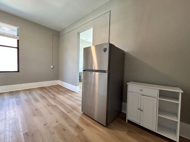 Building Photo - Bright 2nd Floor Apartment on 3rd Street -- Utilities Included!