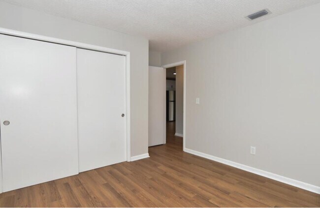 Building Photo - 423 SE Parkway Dr