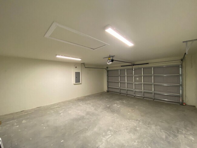 Building Photo - *** NOT AVAILABLE TO SHOW TILLL MID APRIL *** Custom Home - Desirable SE Ocala Neighborhood 3/2/2...