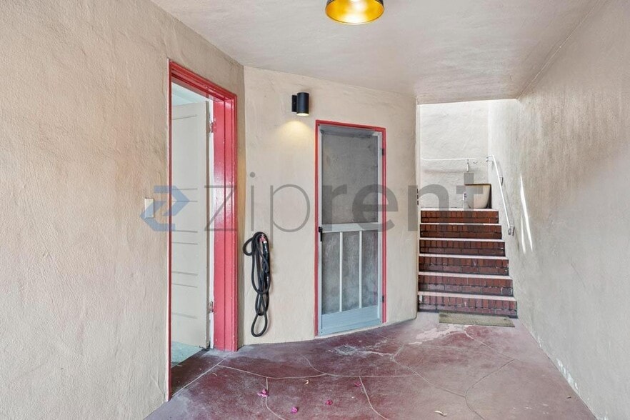 Building Photo - Unit D