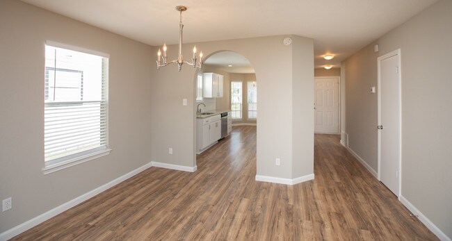 Building Photo - 1612 Sylvia Ln