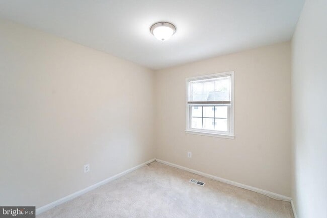 Building Photo - 2055 Pilgrim Dr