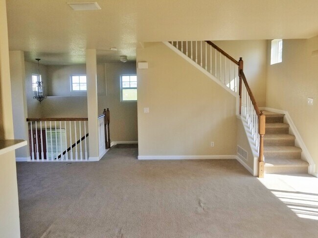 Building Photo - 3 Bedroom, 3.5 Bath End Unit Townhome, 2 C...