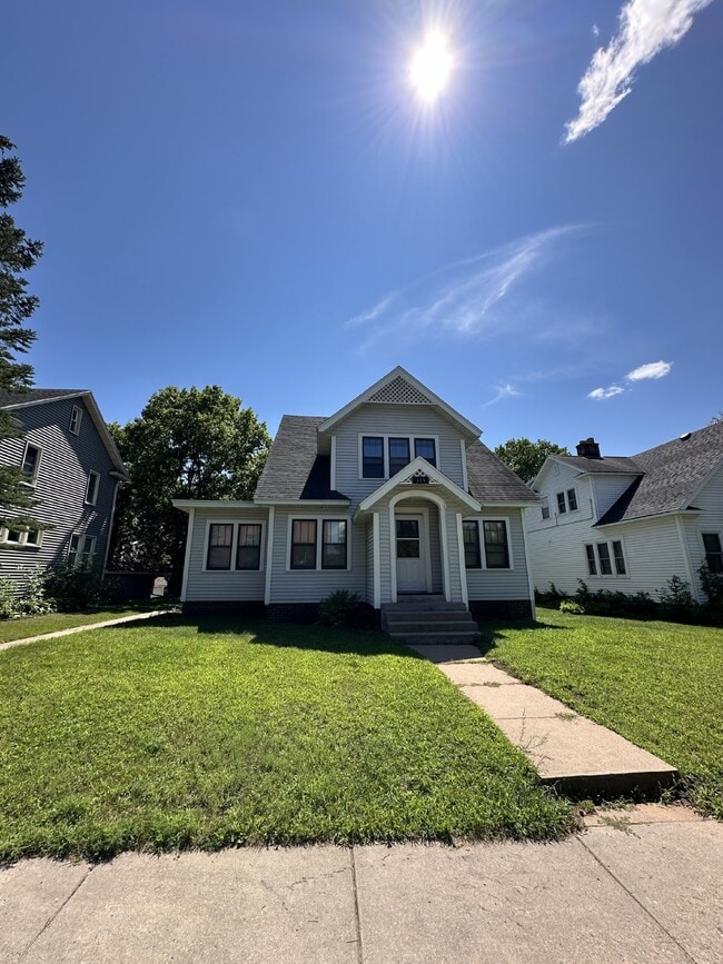 Building Photo - Nice 3 Bed 1 bath close to Water St. and U...