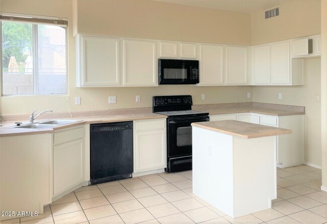 Building Photo - 1529 E South Fork Dr