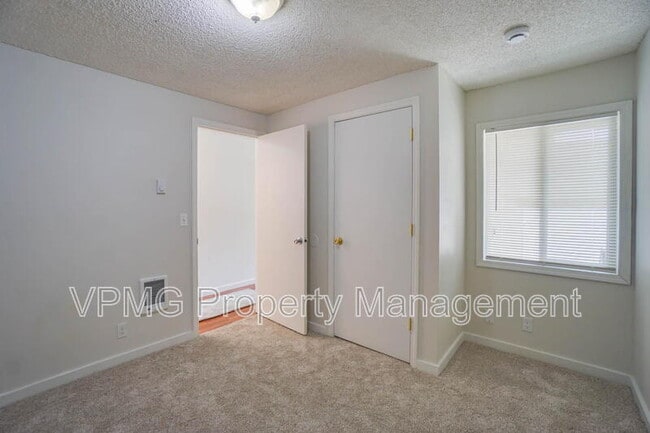 Building Photo - 605 SE 121st Ave