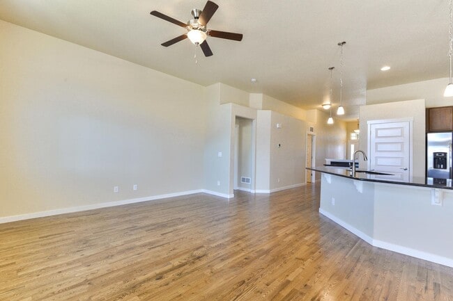 Building Photo - Beautiful 5 bed 3 bath home in the Pelican...