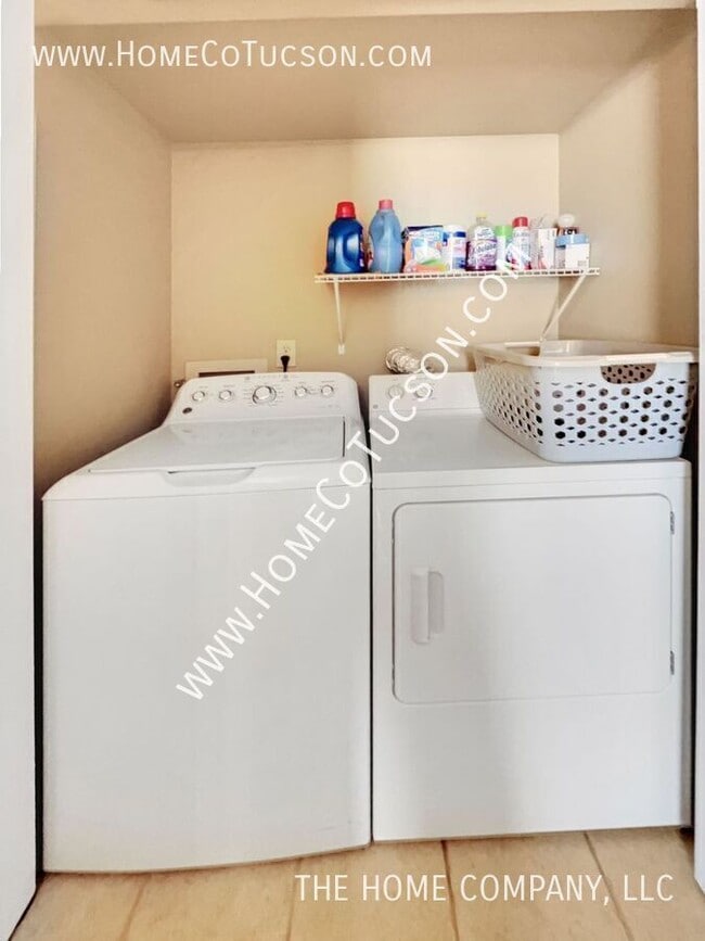 Building Photo - Short Term Furnished Foothills Condo 5675 N Camino Esplendora-2211
