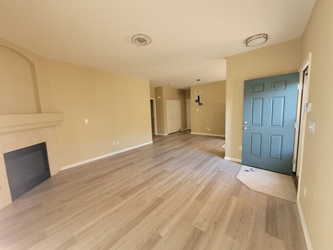 Building Photo - **Cozy condo available in Lowry!!**