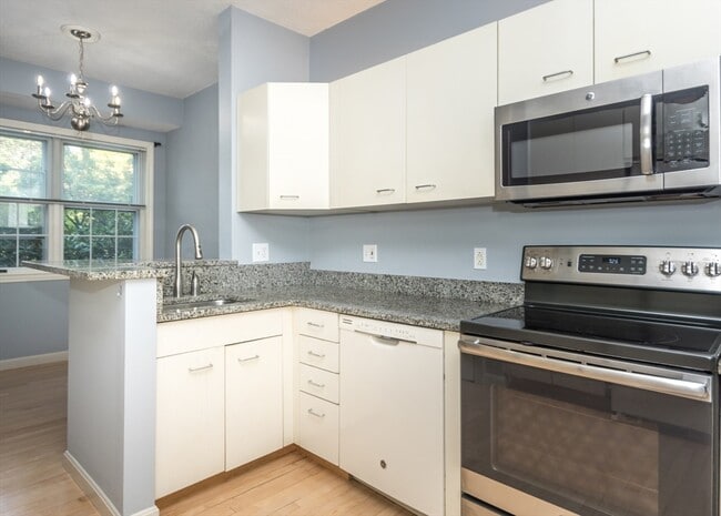 Building Photo - 285 Bishops Forest Dr