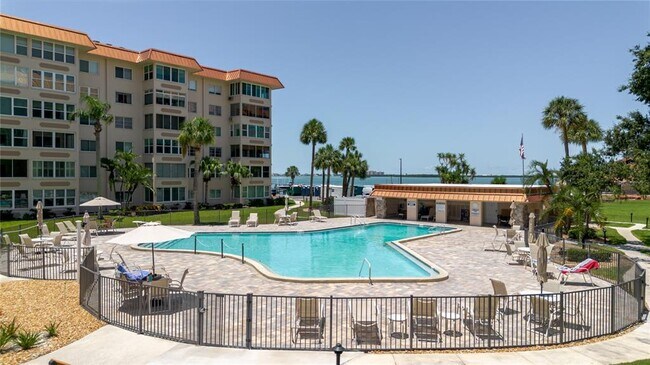 Building Photo - 632 Edgewater Dr